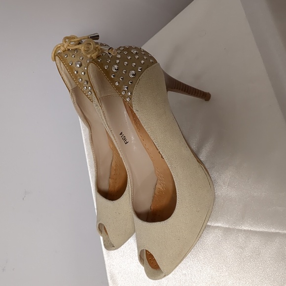 Elegant Cream Peep-Toe Heels - Picture 6 of 9